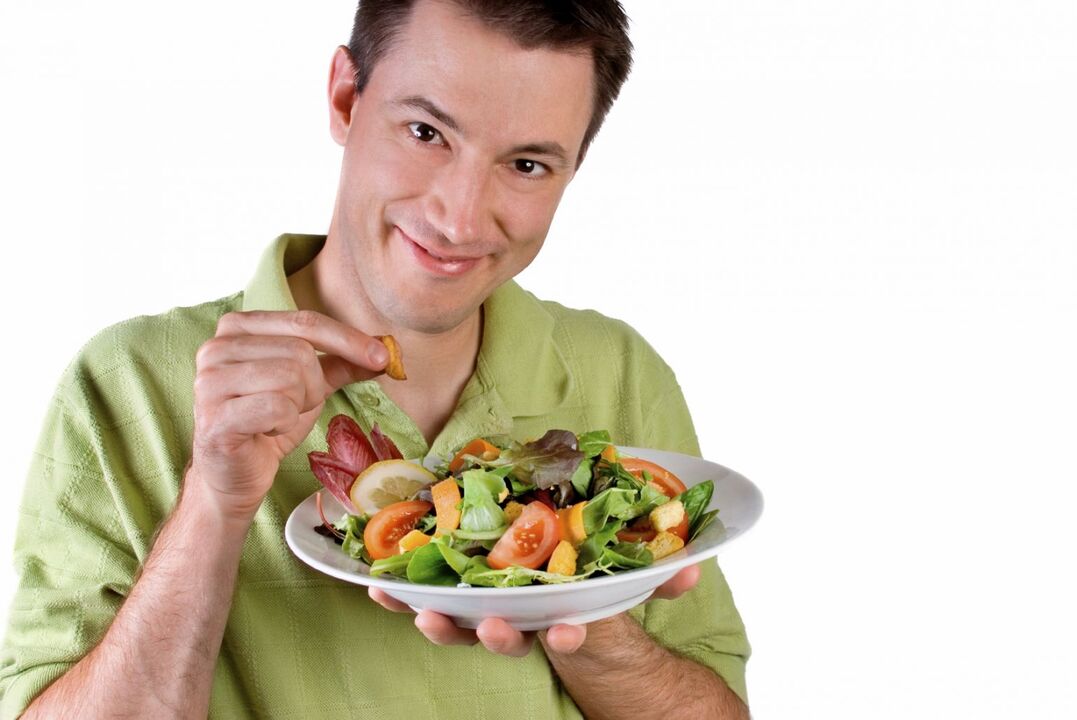 Home que come ensalada de verduras para potenciar